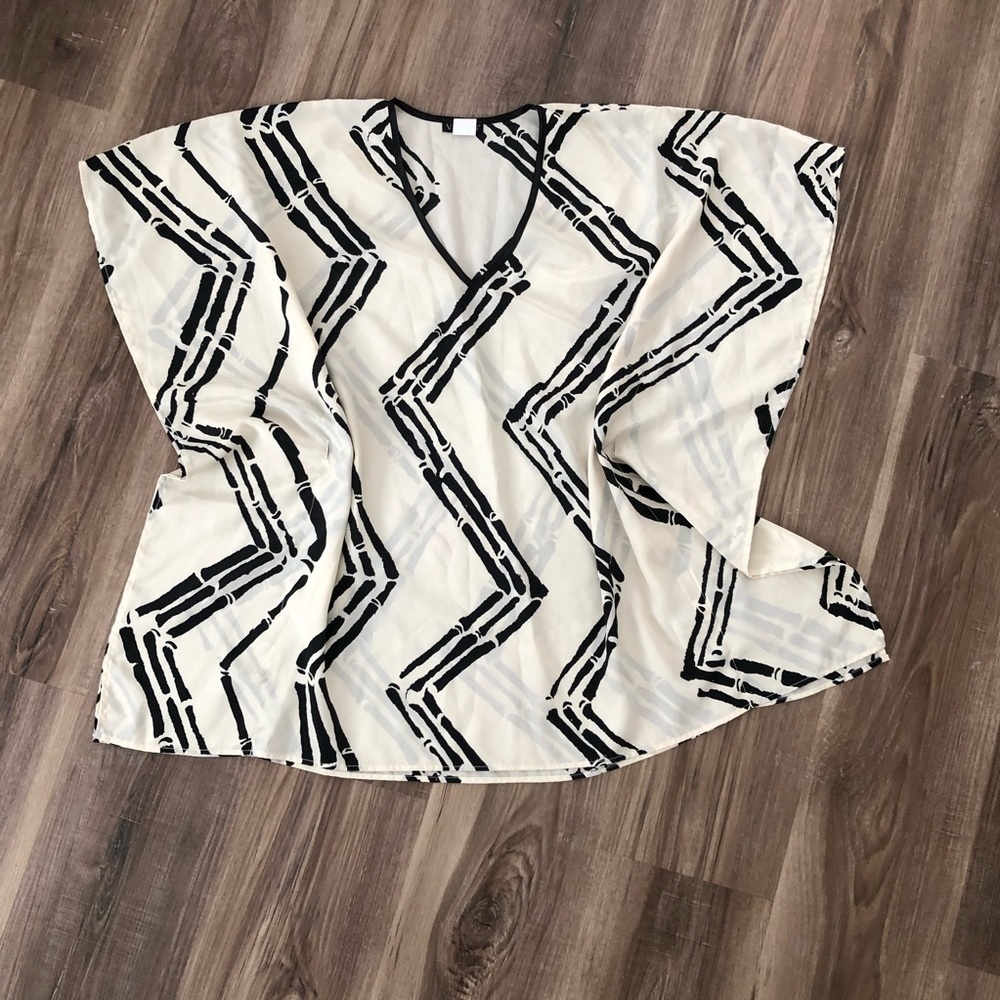 Venus oversize cream and black print bat wing top size small